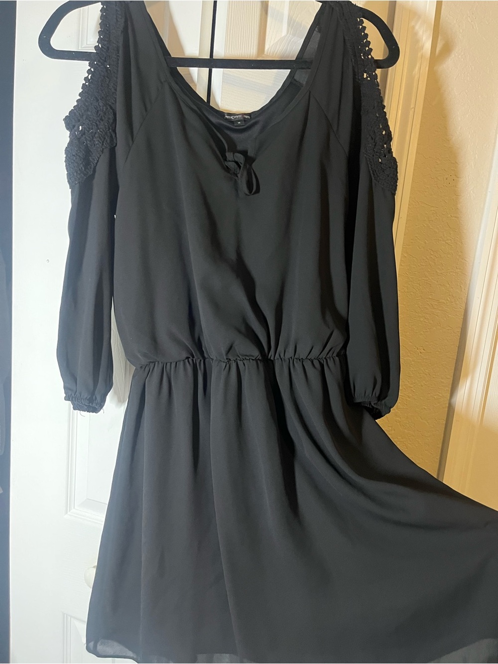 Mm mm mm women’s black cold shoulder flowy mini dress size Medium